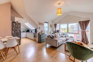 Bent u op zoek naar een modern dakappartement met 1 slaapkamer en 2 terrassen? Dan kan dit de ideale eigendom zijn voor zowel eigen bewoning...