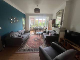 <p><span>CHARMING ONE-BEDROOM APARTMENT IN A SMALL CO-OWNERSHIP</span></p><p><span>Located on the first floor of a small residential building, this pleasant one-bedroom apartment offers a particularly functional layout and a peaceful residential setting, while remaining within easy reach of public transport and everyday amenities.</span></p><p><span>The apartment is arranged over three consecutive rooms. Upon entering, you are welcomed into a pleasant central room that can be arranged as a living area, lounge or cozy sitting room. At the rear, a spacious and bright dining room that is annexed with a fully fitted kitchen. A practical cloakroom with a dedicated laundry area further enhances the functionality and comfort of the apartment.</span></p><p><span>At the front of the property is a spacious bedroom, accompanied by a fully fitted bathroom equipped with a walk-in shower, sink and toilet.</span></p><p><span>The apartment enjoys a pleasant location on a quiet street, while shops, public transport and several parks are all within easy reach. This provides an attractive combination of peace and quiet with excellent accessibility and convenient amenities.</span></p><p><span>The property also benefits from a favorable EPC rating of C and comes with a private cellar, providing additional storage space.</span></p><p><span>A charming, well-designed and comfortable apartment, ideal both as a private residence or as an attractive investment opportunity.</span></p>