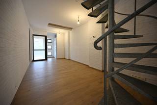 Dit charmante huisje combineert slim ruimtegebruik met een hoogwaardige afwerking. Ideaal voor een single of dynamisch koppel dat houdt van comfortabel wonen.<br /><br />Gelijkvloers :<br />• inkom met gastentoilet<br />• leefruimte<br />• open keuken met inductie kookplaat, vaatwasser, combi oven, koelkast en ingemaakte kast om was- en droogmachine te plaatsen <br />Verdiep :<br />• 2 slaapkamers<br />• badkamer met douche, lavabomeubel en toilet<br />Zolder<br />Tuin met overdekt terras en berging<br /><br />• EPC-label C : 293 kWh / (m² jaar) <br />• Huurprijs € 900 / m.<br />• Onmiddellijk beschikbaar <br /><br />Gelieve ons per MAIL te contacteren om uw bezoek in te plannen. <br />📧 betty@zakenkantoor-roels.be 🌐 www.zakenkantoor-roels.be<br />Telefonisch plannen wij GEEN afspraken in.