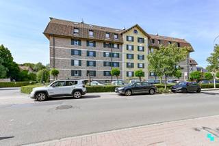 Dit energiezuinig, goed onderhouden en instapklaar appartement met twee slaapkamers is gelegen op de vierde verdieping van residentie 'Prinsessehof' in hartje Emelgem. Het appartement beschikt over een bewoonbare oppervlakte van ca. 108 m² (volgens EPC-attest) en is gelegen nabij het station, het openbaar vervoer, diverse handelszaken en het kanaal Roeselare-Leie. Indeling: riante inkomhal met gastentoilet, lichtrijke leefruimte met prachtig uitzicht, aansluitend een geïnstalleerde keuken (keramische kookplaat, dampkap, oven, koelkast en spoelbak) en technische berging/wasplaats. Verder geniet het appartement van twee ruime slaapkamers en een badkamer (voorzien van ligbad en dubbele wastafel). Verder heeft u vanuit de leefruimte toegang tot het zuidoost georiënteerd zonneterras, dat een mooi en rustgevend uitzicht biedt op het groen en de vijver. Tot slot is er de mogelijkheid tot het aankopen van een garagebox à 25.000 EUR. CV op aardgas (condenserende ketel anno 2024) | Rolluiken in de kamers | HR-beglazing | Voorzien van gordijnen | Energiezuinig appartement, EPC-label A | Asbestveilig | EK niet conform | Lift aanwezig | Gratis autostaanplaatsen voor de bewoners aan de voorkant van het appartementsgebouw . Contacteer ons voor meer informatie.