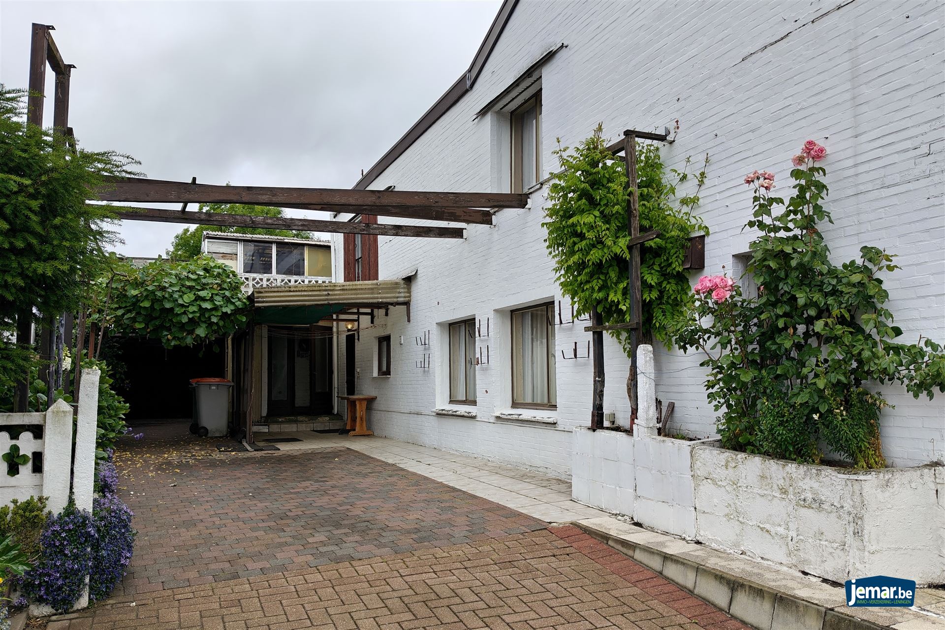 Op te frissen woning op zeer gunstige locatie nabij het centrum van Lanaken - foto 2