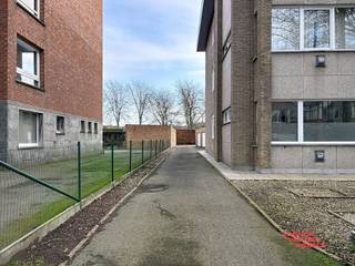 Deze ruime garagebox is gelegen tussen Gistelse Steenweg – Centrum Brugge – grensscheiding met de gemeente Sint-Michiels en Expressweg. De hoofdassen zijn weliswaar de Gistelse Steenweg en de Torhoutse Steenweg.<br />Kortom een ideale ligging voor een gesloten garagebox.<br />Er is geen verlichting of elektriciteit aanwezig in de garagebox.