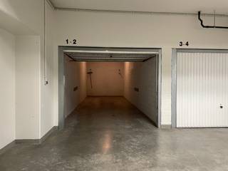 Deze goed gelegen garagebox bevindt zich in de residentie Amaryllis te Nieuwpoort-bad.<br />Er is een lichtpunt en elektriciteit aanwezig.<br /><br />Zowel de inrit als de garage zelf zijn zeer gemakkelijk toegankelijk.<br /><br />De afmetingen zijn als volgt:<br /><br /><u><strong>Afmetingen poort:</strong></u>
<ul>
	<li>Hoogte: 2,06m</li>
	<li>Breedte: 2,55m</li>
</ul>
<u><strong>Afmetingen binnen:</strong></u>

<ul>
	<li>Diepte: 9,35m</li>
	<li>Breedte: 2,90m</li>
	<li>Hoogte: <strong>3,25m</strong></li>
</ul>
<br /> 