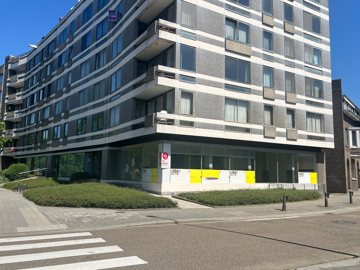 Indeling:- Handels-, kantoor- of praktijkruimte- Keuken - 153 m²- EPC-label: E- 1 autostaanplaats inbegrepen