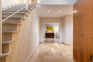 Deze exclusieve villa biedt een uitzonderlijke woonbeleving op een prachtig domein van ruim 18.027 m². De woning geniet van een uiterst rustige...