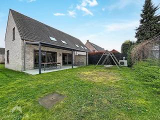 Ontdek deze recente halfopen woning in een rustige, kindvriendelijke buurt waar comfort en licht centraal staan.<br />Je komt binnen via de inkomhal met gastentoilet. De ruime, lichtrijke leefruimte met zit- en eethoek sluit naadloos aan op de volledig geïnstalleerde open keuken. Aansluitend bevindt zich de garage met praktische wasplaats. De onderhoudsvriendelijke tuin met groot overdekt terras vormt een heerlijke plek om te ontspannen, met extra toegang via het zijpoortje. Op de eerste verdieping vind je vier volwaardige slaapkamers. De badkamer is uitgerust met bad, douche en dubbele lavabo. Verder op het verdiep is er een apart toilet.<br />Via het zolderluik bereik je de ruime zolder van ca. 25 m², ideaal als extra bergruimte.<br />Parkeren kan eenvoudig op de oprit. Een instapklare, moderne woning met alle comfort voor het hele gezin!<br /><br />Extra troeven<br /><br />
<ul>
<li>energiezuinig</li>
<li>vloerverwarming op gelijkvloers en 1e verdiep</li>
<li>warmtepomp</li>
<li>regenwaterput 10000 liter</li>
<li>kindvriendelijke buurt</li>
<li>instapklaar</li>
</ul>
<br />Deze woning is te koop ZONDER makelaar via het concept van Smart Houses. Wenst u verdere inlichtingen of een bezoek? Contacteer rechtstreeks de eigenaar via 0474/07.82.88