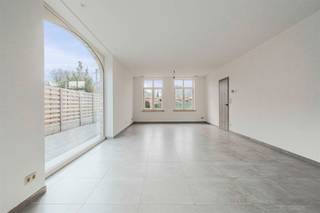 Cette magnifique maison est située dans un cadre de vie très agréable, au cœur de la campagne paisible de Sinaai-Waas.On accède à cette maison ouverte par le hall d'entrée, doté de toilettes pour invités, qui donne sur le spacieux salon formant un tout avec la cuisine ouverte entièrement équipée et offrant une vue sur le jardin situé à l'arrière. Trois chambres à coucher spacieuses et une salle de bains entièrement équipée (baignoire, douche à l'italienne, meuble-lavabo double et WC) se trouvent au premier étage. On y trouve également un escalier fixe menant aux combles, où se trouvent la deuxième salle de bains et deux spacieuses pièces mansardées pouvant être aménagées à des fins diverses.Les espaces de rangement ne manquent pas grâce à la buanderie/débarras pratique au rez-de-chaussée, à un débarras supplémentaire dans les combles et à un abri de jardin.