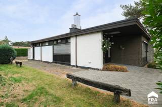 <p>In een aangename rustige straat bevindt zich deze gelijkvloerse gezinswoning op een perceel van 7a51ca.</p>

<p>Deze woning biedt tal van mogelijkheden voor wie op zoek is naar een woning om naar eigen smaak in te richten.</p>

<p>Door de hoge plafonds krijgt u een ruimtelijk gevoel in deze woning.</p>

<p>De inpandige garage is bereikbaar langs de achterzijde en kan tevens gebruikt worden als opslagruimte. Onder de volledige woning bevindt zich een ruime kruipkelder.</p>

<p><strong><u>Troeven:</u></strong></p>

<ul><li>Alle nodige voorzieningen in de buurt: supermarkten, scholen, openbaar vervoer, ziekenhuis,...</li><li>Vlotte verbinding naar de verbindingsweg Hasselt-Eindhoven (slechts 1 minuut)</li><li>Dichtbij het groen</li><li>Kindvriendelijke straat</li></ul>

<p><u>Indeling: zie bijlage.</u></p>