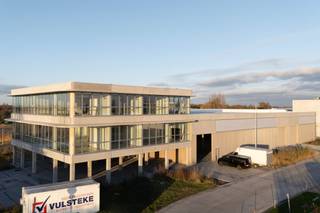 Combinatie van een moderne kantoorruimte met open space en 4 vergaderruimtes, aangevuld met een magazijn van 835 m², ruime parkeermogelijkheden...