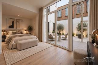 Gelijkvloersappartement met tuin op centrale ligging in het stadscentum in een rustige straat. Het gebouw is volledig gerenoveerd en is gelegen op wandelafstand van winkels, restaurants, universiteit. Het appartement is gerenoveerd met oog voor detail en oog voor de toekomst. Afwerking met hoogwaardige materialen. <br /><br />Indeling van het appartement:<br />Via de gemeenschappelijke inkomhal, betreed je het appartement en kom je terecht in de ruime living op parket (+/- 50 m²). Open ingerichte keuken voorzien van kasten, kookfornuis, frigo, dampkap, vaatwasser en oven. <br />Achteraan bevindt zich de ruime slaapkamer op parket met mogelijkheid tot inrichting van een dressing (+/- 22 m²). Naast de slaapkamer bevindt zich de ruime ingerichte badkamer die voorzien is van toilet, wastafel met meubel en inloopdouche. <br />Terras +/- 7 m² en tuin +/- 16,8 m².<br /><br />Kelderberging en fietsenstalling. <br />