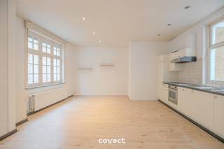 In de rustige Geerolfstraat, op wandelafstand van het kloppend hart van de Brugse binnenstad, bevindt zich deze verrassend ruime en goed onderhouden stadswoning.Hier geniet u van de charme en levendigheid van de stad, terwijl u thuis volledig tot rust komt in een straat met bijzonder weinig passage.Met een bew. opp. van 129 m² biedt deze woning aangename volumes en heel wat mogelijkheden. Op het gelijkvloers komt u binnen in een gezellige en lichtrijke leefruimte met open, uitgeruste keuken. Aansluitend bevindt zich een praktische berging en een gezellige koer waar het heerlijk vertoeven is.Op de eerste verdieping bevinden zich twee volwaardige slaapkamers en een badkamer uitgerust met douche, toilet en lavabo. Het zolderverdiep biedt bovendien extra potentieel en kan perfect worden ingericht als bijkomende slaapkamer, bureau of hobbyruimte.De woning werd steeds zorgvuldig beheerd en onderhouden en beschikt over dubbele beglazing, centrale verwarming op gas en dakisolatie.Dankzij de centrale ligging bevinden winkels, horeca, scholen en alle voornaamste bezienswaardigheden zich op wandelafstand. Bovendien zijn er heel wat parkeermogelijkheden in de nabije omgeving, onder meer aan het Pandreitje en het Astridpark.Bent u op zoek naar een instapklare stadswoning met ruimte en potentieel op een absolute toplocatie in Brugge? 📞 Contacteer Emile voor een bezoek: 0492 08 08 08 – emile@correctvastgoed.be👉 Online schattingstool: https://www.correctvastgoed.be/schatting