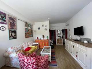 ENKEL BEZOEKEN MOGELIJK DOOR ONDERSTAANDE LINK VOLLEDIG EN CORRECT IN TE VULLEN:<br />https://mijnhuurprofiel.be/property/9529ec9f-f291-46b2-b0d3-72aa5754c274/login<br /><br />Dit gemeubelde appartement vinden we op de 2de verdieping van de Osystraat 81 te 2060 Antwerpen. <br />Met de lift bereiken we het appartement. De leefruimte op laminaat heeft grote raampartijen. <br />Er is één volwaardige slaapkamer met ingemaakte kasten en een klein balkon. <br />Naast de slaapkamer is er nog een extra berging voorzien dat momenteel dienst doet als dressing. <br />De open keuken is voorzien van fornuis, oven en dampkap. De badkamer op tegels is voorzien van een douche, lavabo en een toilet. <br />Het appartement is beschikbaar.<br />De provisie voor gemeenschappelijke kosten bedragen € 100/maand (inclusief private verwarming, onderhoud gang, onderhoud lift, elektriciteit gang,...) met jaarlijkse afrekening volgens eigen verbruik. <br /><br />Voor meer informatie of een bezoek ter plaatse, contacteer Xander via xander@reds.be