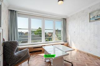 Deze lichtrijke studio is gelegen in de geliefde Strandwijk van Zeebrugge, op wandelafstand van het strand en de haven. De studio bevindt zich in een verzorgde residentie waarvan zowel de gevel als de lift recent volledig werden gerenoveerd, wat zorgt voor een frisse en hedendaagse uitstraling én extra comfort. Dankzij de gunstige oriëntatie geniet de studio van veel natuurlijk licht, wat bijdraagt aan een aangename leefomgeving.<br /><br />De indeling is praktisch en functioneel met een open leefruimte en een aanpalende keuken. Verder beschikt de studio over een badkamer met douche, een apart gastentoilet en een handige berging. Verwarming gebeurt via centrale verwarming op aardgas en bovendien scoort de studio bijzonder goed op vlak van energiezuinigheid, met een uitstekende EPC-score van A.<br /><br />Deze studio is ideaal als investering, als tweede verblijf aan zee of voor eigen gebruik. Een instapklare opportuniteit in een opgewaardeerde residentie op een toplocatie aan de Belgische kust.<br /><br />