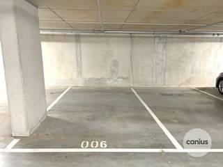 PLACE DE PARKING SOUTERRAIN À UN EMPLACEMENT DE CHOIX Cette place de parking souterrain est située dans le garage bien sécurisé de la Residentie...