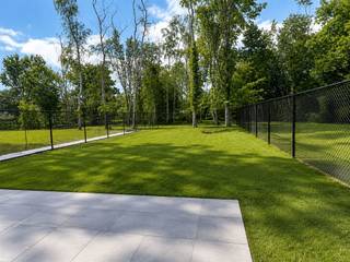 <p><span>LAATSTE WONING TE KOOP!</span></p><p><span>Grijp uw laatste kans om eigenaar te worden van deze exclusieve halfopen nieuwbouwwoning, waar luxe, comfort en energiezuinig wonen perfect samenkomen. </span></p><p><span>Deze stijlvolle woning werd afgewerkt met oog voor kwaliteit en detail en biedt alles wat u nodig heeft voor een zorgeloze toekomst.</span></p><p><span>Binnenin geniet u van een uitzonderlijk gevoel van ruimte dankzij de lichtrijke leefruimte met grote raampartijen, die naadloos aansluiten op de zonnige, zuidwest georiënteerde tuin. De volledig uitgeruste keuken met hoogwaardige toestellen van Miele vormt het hart van de woning en is de ideale plek om gezellig samen te koken en te genieten.</span></p><p><span>De woning beschikt over 4 volwaardige slaapkamers, 2 moderne badkamers en een doordachte indeling die perfect aansluit bij de wensen van een hedendaags gezin. Overal werd gekozen voor duurzame en kwalitatieve materialen, met warme parketvloeren in de leefruimte en slaapkamers en stijlvolle keramische tegels in de keuken en badkamers.</span></p><p><span>Ook op technisch vlak blinkt deze woning uit. Dankzij Niko Home-domotica bedient u eenvoudig verlichting en andere functies, terwijl een warmtepomp, zonnepanelen en een uitstekende isolatie zorgen voor een E-peil lager dan 20. Zo geniet u niet alleen van maximaal wooncomfort, maar ook van bijzonder lage energiekosten en een toekomstgerichte investering.</span></p><p><span>Bent u op zoek naar een instapklare nieuwbouwwoning waar kwaliteit, ruimte en duurzaamheid centraal staan? Dan is dit uw allerlaatste kans om deel uit te maken van dit exclusieve woonproject. Neem vandaag nog contact met ons op voor meer informatie of een bezoek ter plaatse.</span></p><p><span> </span></p><p><span> </span></p><p><span> </span></p>