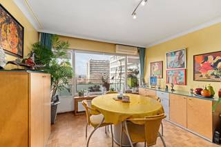 <p><u><strong>Te koop:</strong></u> Appartement met terras, kelders en binnenstaanplaats.<br /><br />Gelegen aan de Servaas Hoedemaekerssquare bevindt zich dit appartement op een gunstige locatie met winkels, scholen en parken in de directe omgeving. Dankzij de vlotte bereikbaarheid en de nabijheid van alle dagelijkse voorzieningen is dit een interessante woon- of investeringsopportuniteit.<br />Het appartement is in betere staat en vraagt minder renovatiewerken, maar kan nog verder gemoderniseerd worden. Dit biedt de mogelijkheid om het naar eigen smaak en wensen aan te passen. Bovendien beschikt het over drie privatieve kelders en een binnenstaanplaats, wat extra comfort en opslagruimte biedt.<br /><br /><u><strong>Indeling:</strong></u><br />• Inkomhal (3 m²)<br />• Ruime woonkamer (29 m²) met toegang tot het terras<br />• Keuken (8 m²)<br />• Berging (4 m²)<br />• Twee slaapkamers (15 m² en 9 m²)<br />• Badkamer (2 m²)<br />• Apart toilet (1 m²)<br />• Hal (2,5 m²)<br />• Binnenstaanplaats<br />• Drie privatieve kelders<br /><br /><u><strong>Troeven:</strong></u><br />• Centrale ligging aan de Square Servaes Hoedemaekers<br />• Appartement met terras<br />• In betere staat, maar nog te moderniseren: ideaal om naar eigen smaak in te richten<br />• Binnenstaanplaats en drie kelders<br /><br />Meer informatie of een bezoek met Margaux Mulkers? Contacteer ons via +3223351115<br />JOUW DROOMAPPARTEMENT. ZO GEVONDEN!</p>