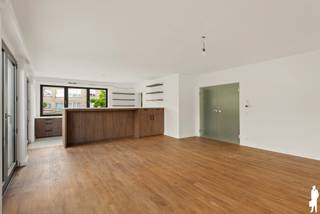 <strong>Stijlvol gerenoveerd appartement op de eerste verdieping met 4 slaapkamers in het centrum van Schilde</strong><br /><br /><strong>Dit ruime en stijlvol gerenoveerde (2022) appartement is gelegen op de eerste verdieping van een kleinschalig gebouw in het centrum van Schilde en combineert een hedendaagse afwerking met een praktische indeling. Met vier volwaardige slaapkamers, twee badkamers, een lichtrijke leefruimte en een volledig ingerichte open keuken biedt dit appartement alle comfort voor aangenaam wonen.</strong><br /><br /><strong>Indeling appartement: </strong><br />
<ul>
<li>Ruime <strong>inkomhal </strong>met vestiairekast, <strong>ingemaakte</strong> <strong>kasten</strong> en apart <strong>gastentoilet</strong></li>
<li>Lichtrijke <strong>woonkamer -en eetkamer </strong>op parket, met <strong>grote</strong> <strong>raampartijen </strong>die zorgen voor een aangename <strong>lichtinval</strong></li>
<li><strong>Volledig ingerichte open keuken</strong> met <strong>kwalitatieve inbouwtoestellen </strong>en dubbele spoelbak</li>
<li><strong>Praktische bijkeuken</strong> met ingebouwde oven</li>
<li><strong>Hoofdslaapkamer </strong>op parket met aansluitende <strong>badkamer</strong>, voorzien van ligbad en dubbele lavabo</li>
<li><strong>Tweede slaapkamer</strong> met ensuite <strong>douchekamer</strong>, voorzien van inloopdouche en lavabo</li>
<li><strong>Derde</strong> en <strong>vierde slaapkamer</strong>, beide op parket en met zicht op het <strong>terras</strong></li>
<li><strong>Afzonderlijke wasplaats/technische ruimte</strong></li>
</ul>
<strong>Terras en buitenruimte</strong><br />
<ul>
<li><strong>Terras</strong> (ca. 9 m²) aan de zijde van de derde en vierde slaapkamer</li>
<li>Aangename buitenruimte met plaats voor een gezellige zithoek</li>
</ul>
<strong>Algemeen</strong><br />
<ul>
<li>Gelegen op de eerste verdieping, uitsluitend bereikbaar via de trap</li>
<li>Verwarming op gas d.m.v. radiatoren/convectoren</li>
<li><strong>Conforme elektrische keuring</strong></li>
<li><strong>Ruime, afgesloten private kelderberging (ca. 15 m²)</strong></li>
<li><strong>Heden verhuurd</strong></li>
<li>Stedenbouwkundige inlichtingen in aanvraag</li>
</ul>
<strong>Uitstekend gelegen in het centrum van Schilde, met winkels, horecazaken en diverse voorzieningen op wandelafstand. De centrale ligging zorgt voor een aangename combinatie van comfortabel wonen en dagelijkse bereikbaarheid.</strong><br /><br /><strong>Een instapklaar en verrassend ruim appartement met vier slaapkamers, twee badkamers en een kwalitatieve afwerking, op een gegeerde locatie in het hart van Schilde!</strong>