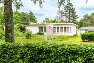 <strong>Welkom te Schilde, Speelhofdreef 15!</strong><br /><br />Deze eigendom biedt een uitzonderlijke opportuniteit: <strong>een perceel van ca. 1.022 m²</strong> met een bestaande karaktervolle art deco / mid-century bungalow.<br />Het perceel heeft een <strong>straatbreedte van ca. 12 meter en een diepte van ca. 85 meter,</strong> wat mooie mogelijkheden biedt binnen de geldende voorschriften.<br /><strong>Vergunde renovatie reeds aanwezig.</strong><br /><br />Voor wie de charme van de bestaande woning wenst te behouden, is er reeds een goedgekeurde bouwaanvraag (februari 2026) aanwezig voor een volledige renovatie en uitbreiding van de bungalow.<br /><br />De renders en plannen geven een duidelijk beeld van het potentieel:
<ul>
	<li>Bewoonbare oppervlakte <strong>van ca. 240 m² (excl. kelder)</strong></li>
	<li>Gelijkvloers: ca. 9 m x 17 m</li>
	<li>Eerste verdieping: ca. 6 m x 17 m</li>
	<li>4 slaapkamers</li>
	<li>2 badkamers</li>
	<li>Poolhouse van ca. 36 m²</li>
	<li>Plunge pool van ca. 15 m²</li>
</ul>
Mogelijkheid tot 6% btw-tarief (onder voorwaarden).<br />Inclusief uitgewerkt tuinplan door tuinarchitect<br />Nieuwbouw mogelijk<br /><br />Wie liever volledig opnieuw start, kan uiteraard kiezen voor afbraak en de realisatie van een open bebouwing volgens de geldende stedenbouwkundige voorschriften van Schilde.<br />Een ideale opportuniteit voor wie op zoek is naar:
<ul>
	<li>een exclusieve renovatie;</li>
	<li>een high-end nieuwbouwproject;</li>
	<li>of een perceel met veel vrijheid en potentieel.</li>
</ul>
Technisch:<br />- EPC:  935kWh/m2jaar, label F<br />- EEN Renovatieverplichting<br />- G-&amp;P-score: A &amp; A<br />- Stedenbouw informatie in aanvraag<br /><br />Interesse of graag meer informatie over de mogelijkheden?<br />Neem gerust contact op via 03 369 70 33 of 0465 00 38 27. Wij vertellen u graag meer tijdens een persoonlijk gesprek of bezoek ter plaatse.