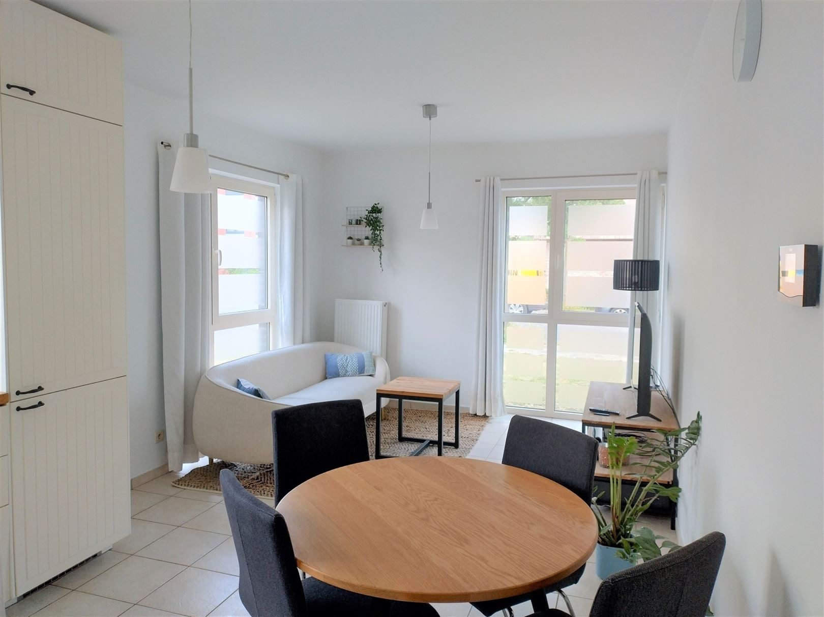 Eigentijds gelijkvloers appartement met 2 slaapkamers, terras en autostaanplaats - foto 2