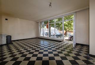 <p><span>Op een uitstekende en centrale ligging, vlakbij het station van Nijlen, vinden we dit multifunctionele winkelpand met een praktische indeling en verschillende mogelijkheden.</span></p><p><span>Het pand omvat momenteel een winkelruimte/woonkamer, gang, afzonderlijk toilet, keuken, badkamer en slaapkamer. Daarnaast zijn er kelderbergingen aanwezig.</span></p><p><span>Dankzij de ligging vlak bij het station en de goede bereikbaarheid is dit pand bijzonder interessant voor een zelfstandige die een commerciële activiteit wil uitoefenen en daarnaast over een beperkte woongelegenheid wil beschikken.</span></p><p><span>Een woonfunctie kan via een omgevingsvergunning worden aangevraagd, onder voorbehoud van het verkrijgen van de vereiste vergunning. Dit biedt mogelijkheden voor wie het pand op termijn als woon-/werkconcept wil benutten.</span></p><p><span>Het pand is volledig te renoveren en biedt hierdoor de mogelijkheid om de inrichting en afwerking naar eigen wensen aan te pakken.</span></p><p><span>Indeling: winkelruimte / woonkamer - keuken - slaapkamer - badkamer - afzonderlijk toilet - gang - 2 kelderbergingen</span></p><p><span>+ Zeer gunstige ligging vlak bij het station van Nijlen <br />+ Mogelijkheid om een woonfunctie aan te vragen via omgevingsvergunning<br />+ Interessant voor zelfstandige, ondernemer of investeerder<br />+ Kelderbergingen aanwezig<br />+ EPC label F, renovatieplicht<br />+ Bruikbare vloeropp. EPC: 82 m²<br />+ Elektrische installatie niet conform<br />+ Geen terras, tuin, parkeerplaats<br />+ Openbare parkeergelegenheid in omgeving</span></p><p><span>Een interessante opportuniteit voor wie op zoek is naar een centraal gelegen handelspand met potentieel voor een woon-/werkconcept, vlak bij het station van Nijlen.</span></p><p><span> </span></p><p><span>Stedenbouwkundige inlichtingen in aanvraag</span></p><p><span> </span></p><p><span>Info: Nicki, 0496 02 35 68, nf@janssenenjanssen.be</span></p>
