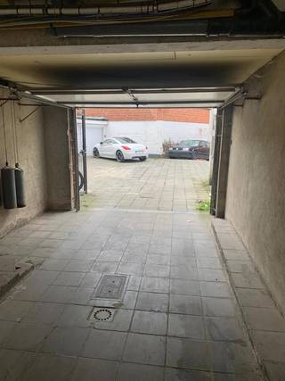 Immo David vous propose : un garage box fermé de 14m² avec électricité, idéal comme investissement rentable, espace de stockage supplémentaire ou solution de rangement pour indépendants et entreprises, tels que les entrepreneurs. Le garage est facilement accessible depuis la rue et se situe à l’arrière du bâtiment, offrant davantage de discrétion, de sécurité et de confort d’utilisation. Grâce à sa situation stratégique à proximité du Ring, du centre de Zellik et de Bruxelles, ce garage bénéficie d’une excellente accessibilité et d’une plus-value durable. Une opportunité rare et polyvalente, parfaitement adaptée tant aux particuliers qu’aux professionnels, dans un secteur recherché.