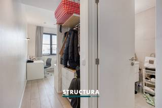 Flat te koop op uitstekende locatie.Bent u op zoek naar een interessante investering of uw eerste woonst? Hier is een uitstekende kans!Gelegen op een centrale locatie, met gemakkelijke toegang tot het openbaar vervoer en andere voorzieningen.Het appartement is praktisch/modern ingericht en heeft veel natuurlijke lichtinval.Kenmerken:- Goede locatie, strategische ligging; dicht bij de belangrijkste toegangswegen, het openbaar vervoer en andere voorzieningen.- Praktische indeling- Veel potentieel- EPC: D- Afzonderlijke meters voor water, elektriciteit en gas- Veel natuurlijk daglicht- Gemeenschappelijke recreatieruimtes- Mogelijkheid om meerdere studio's aan te kopen- Huidige huurprijs : Bruto: 719 EUR × 12 = 8.628 € / U333 Netto: 498,02 EUR × 12 = 5.976,24 EUR- ....Wenst u meer informatie of een bezoek ter plaatse? Neem dan contact op met STRUCTURA op het nummer 02/460 80 46 of via info@structura.be.