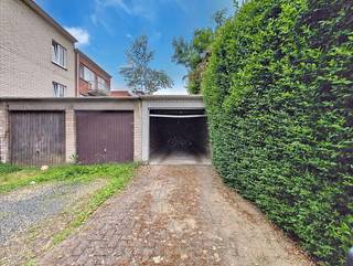 Centraal gelegen garagebox in de wijk 'Buizegem'.Deze ruime, droge, bovengrondse garagebox beschikt over een manuele kantelpoort.De garagebox meet...