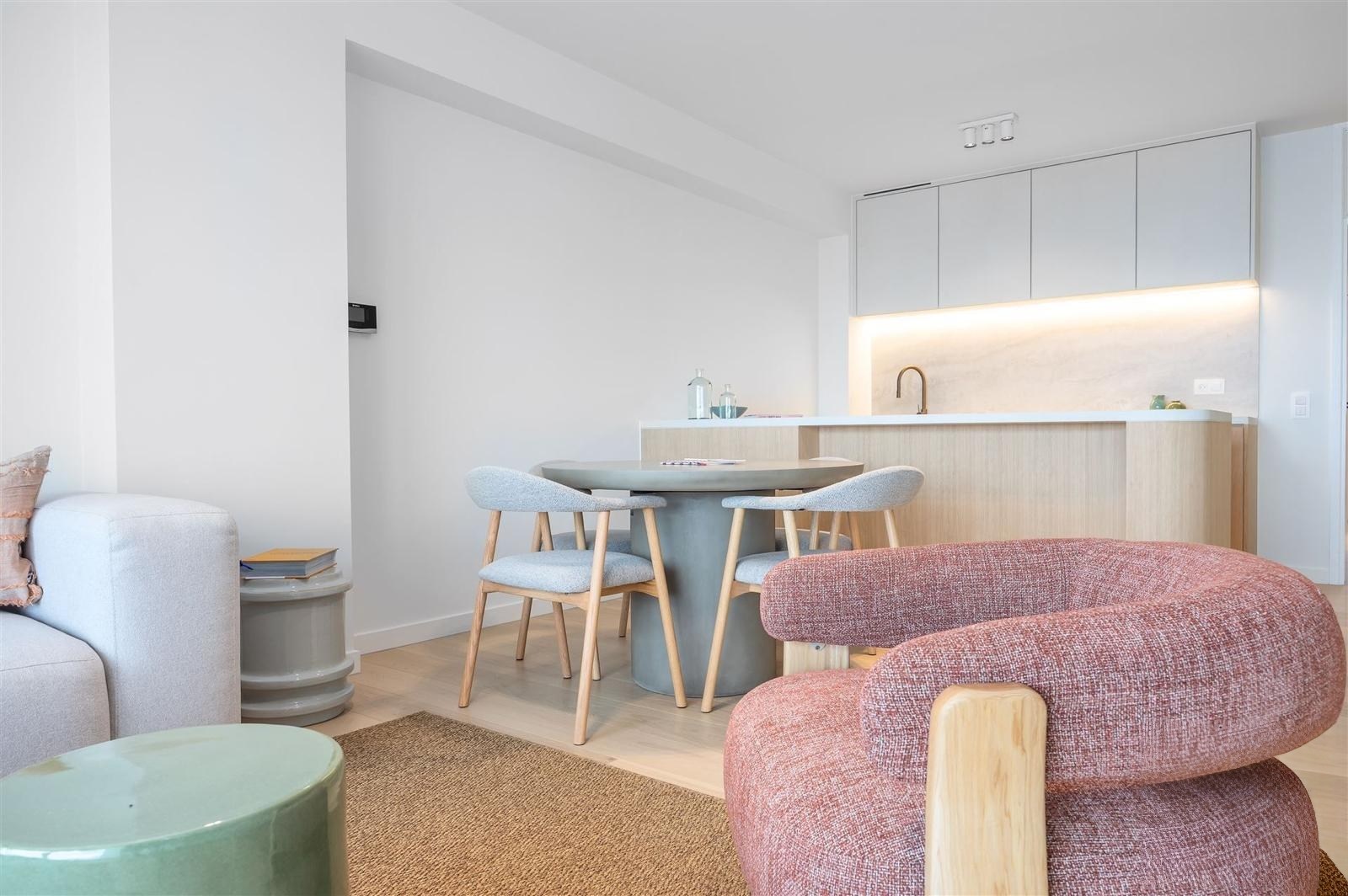 Beautiful and tastefully fully finished apartment located on the second floor. - photo 4