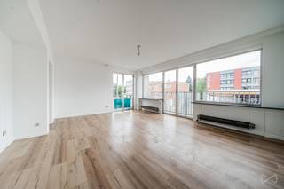 <p><strong>Info & bezoeken – 02 315 51 71</strong></p>
<p><strong>We Invest Brussels</strong> stelt u dit appartement voor, ideaal gelegen aan de <strong>Ninoofsesteenweg</strong> in Anderlecht.</p>
<p>Bij het binnenkomen ontdekt u een aangename en lichtrijke leefruimte, aangevuld met een aparte keuken en een doorlopend balkon dat vanuit verschillende kamers toegankelijk is. Een fijne buitenruimte om dagelijks van te genieten.</p>
<p>Het nachtgedeelte bestaat uit twee goed gescheiden slaapkamers en een praktische douchekamer. Daarnaast beschikt het appartement over een wasruimte en extra bergruimte.</p>
<p>Het appartement vraagt een opfrissing, maar biedt daardoor een uitstekende kans voor wie zijn woning volledig naar eigen smaak wil inrichten of voor investeerders die op zoek zijn naar een pand met veel potentieel.</p>
<p>Dankzij de gunstige ligging, vlak bij winkels, openbaar vervoer, scholen en alle dagelijkse voorzieningen, geniet u hier van optimaal wooncomfort.</p>
<p><strong>Snel te bezoeken!</strong></p>