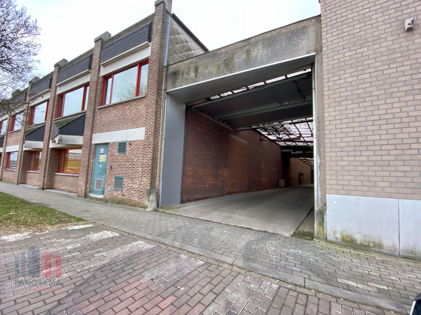1.961 m² magazijnruimte met 2 sectionale poorten - foto 1