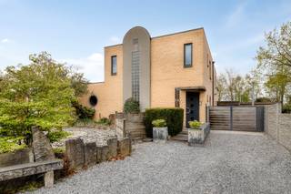 Ontdek deze ruime woning met een unieke architectuur en een bewoonbare oppervlakte van 244 m² in Hasselt. Ideaal voor wie op zoek is naar...