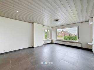 Gerenoveerde woning met 2 ruime slpks (Extra slaapkamers mogelijk), ruime garage en verzorgde tuin met een fantastisch UITZICHT!<br /><br /><strong>INDELING:</strong><br /><u><em><strong>Gelijkvloers:</strong></em></u><br />Ruime inkomhal - lichtrijke living - volledig ingerichte recente keuken (O.a. met keramisch fornuis, dampkap, dubbele spoelbak, oven, frigo én vaatwasmachine) - ruime wasplaats/ Er kan eventueel nog een 3de slaapkamer gecreëerd worden) - afzonderlijk gastentoilet (met lavabo) - badkamer (O.a. met lavabomeubel, hangtoilet én inloopdouche) - 2 ruime slaapkamers - grote oprit (4 auto's mogelijk) - ruime garage (Circa 40m2, met automatische sectionale poort) - volledig aangelegde tuin met 2 ruime zonneterrassen.<br /><br /><em><u><strong>Eerste verdieping:</strong></u></em><br />Ruime geïsoleerde zolder (Circa 50m2 / Extra slaapkamers mogelijk).<br /><br /><u><strong>Opmerkingen:</strong></u><br />- NIEUWE vloeren<br />- Elektriciteit vernieuwd.<br />- RECENTE keuken (°2024).<br />- RECENTE badkamer.<br />- NIEUWE ramen (PVC)!<br />- Overal DUBBELE beglazing.<br />- Overal ROLLUIKEN aanwezig!<br />- Dakisolatie aanwezig.<br />- Spouwmuren geïsoleerd!<br />- 2 Regenwaterputten aanwezig.<br />- Alle voorzieningen voor gescheiden rioleringsstelsel.<br /><br />GELIJKVLOERS wonen mogelijk! Aarzel zeker niet om ons te contacteren voor verdere info en/of om een bezoek te brengen aan deze LEUKE woning: 050/70.01.02 - info@centro.be.