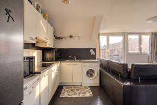 <p><span>Appartement 2 slaapkamers.</span></p><p><span>Indeling: 2de verdiep: inkomhal, woonkamer met open keuken en terras.</span></p><p><span>2 slaapkamers, badkamer en wc.</span></p><p><span>Mogelijkheid tot aankopen garagebox met kelders (+ 30.000 €).</span></p><p><span>Momenteel verhuurd. </span></p><p><span>Geen lift en geen maandelijkse lasten!</span></p><p><span>Gelegen vlakbij de kleuter, basis en middelbare school, op de invalsweg naar Halle en Tubeke, vlakbij openbaar vervoer, oprit ring.</span></p><p><span> </span></p>
