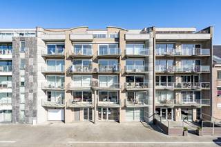 Vlot bereikbare garagebox op de Tijdokstraat te Zeebrugge. Deze gesloten garage is gelegen op het gelijkvloers in een goed onderhouden residentie. Voldoende manoeuvreerruimte en gemakkelijk in te rijden. <br /><br />De garage is voorzien van een lichtpunt en een stopcontact.<br /><br />Afmetingen garagebox: breedte van 2,75 meter en diepte van 5,26 meter. Kantelpoort 2 meter hoog.<br /><br />Bezoeken? Graag na afspraak met Willem Cauwels op 050/89.27.70