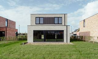 In de ‘Eggerstraat’, een rustige nieuwe woonstraat net buiten de dorpskern van Oostmalle bouwde Danneels deze <strong>prachtige open bebouwing </strong>op het lot 11.<br /><br />Deze moderne gezinswoning<strong> </strong>heeft een lichtrijke leefruimte, volledig ingerichte keuken en badkamer, drie <strong>ruime slaapkamers,</strong> garage, oprit, terras én een mooie omheinde tuin. <br /><br />Deze woning werd al wind- en waterdicht gerealiseerd en kan <strong>op korte termijn woonklaar</strong> worden afgewerkt. <br /><br />Jij kiest zelf jouw keuken- en badkamerinrichting en de vloer- en wandtegels bij onze partners. <br /><br />Een geothermische warmtepomp, zonnepanelen en een ventilatiesysteem met warmterecup zorgen voor een optimaal comfort en een lage energiefactuur.