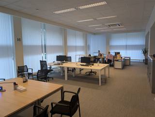 <p><span>Bureaux loués dans un emplacement central</span></p><p><span> </span></p><p><span>* Aménagement : hall d'entrée, bureau paysager ouvert avec de grandes baies vitrées, 3 salles de réception, cuisine, 2 toilettes, local technique</span></p><p><span> </span></p><p><span>- situé à côté de la R13 (Parklaan) avec une bonne accessibilité</span></p><p><span>- grand parking public à côté du bureau</span></p><p><span>- Chauffage central au gaz</span></p><p><span>- climatisation</span></p><p><span> </span></p><p><span> € Cet espace de bureau est loué à un locataire de qualité avec un bail à long terme à 40.700 / an (rendement brut 6.8%) </span></p><p><span> </span></p>