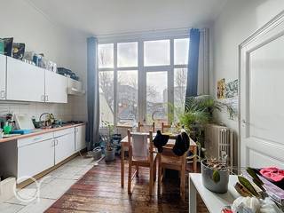 OPGELET: om dit pand te huren of bezichtigen vragen wij steeds eerst een virtueel bezoek te brengen aan het pand. Ga hiervoor naar www.rosseel.be en vul de referentie P063 in in het veld ‘zoek’ bovenaan rechts. Kies dan ‘360°’. De website helpt je nu verder voor de volgende stappen<br /><br />De ongemeubelde studio bestaat uit een leefruimte, keuken, badkamer met douche en een ruime tuin. (Tuin is te delen met onderbuur) Bovenop de huurprijs komen nog €150kosten (forfait) voor elektriciteit, gas en water. Deze studio is beschikbaar vanaf 15 juni 2026.