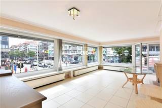 Prachtig hoekappartement in het centrum van Knokke, op het Burgemeester Frans Desmidtplein, vlakbij de Lippenslaan. Indeling: inkomhal, woonkamer met...