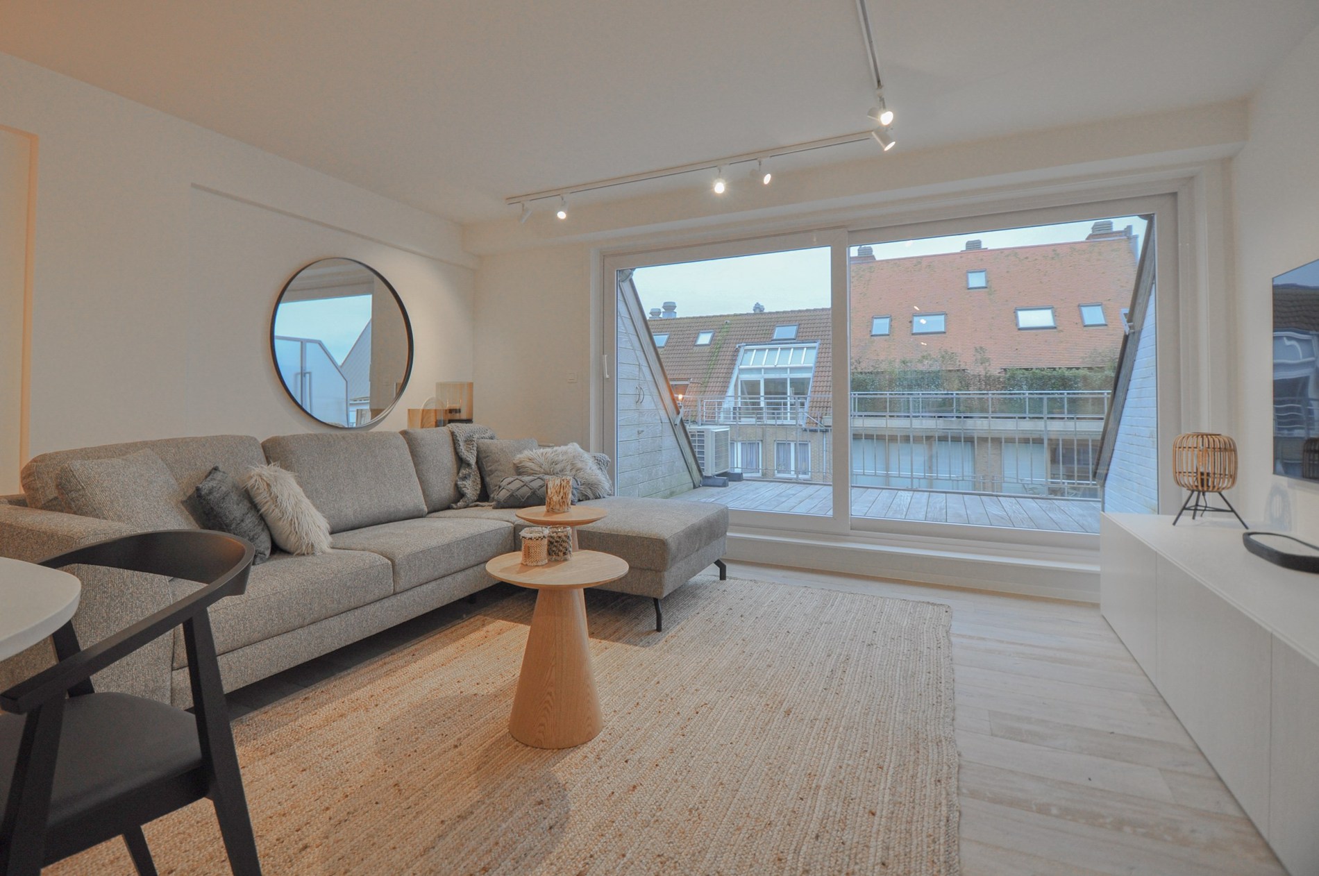 Volledig gerenoveerd appartement met twee ruime terrassen. - foto 5