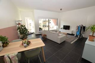 Mooi instapklaar appartement gelegen op de eerste verdieping in een kleine residentie (GEEN LIFT).Indeling:Inkomhall, afzonderlijk toilet,...