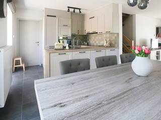 Deze mooie en zeer verzorgde woning, is rustig gelegen maar toch dicht bij het centrum van Staden. <br />De indeling is als volgt : <br />- Inkom met ingemaakte kasten en toilet<br />- lichtrijke leefruimte met open ingerichte keuken, voorzien van oven , inductiekookplaat, vaatwas, frigo. Leuk detail : onder trap is een gezellige bureauhoek <br />-wasruimte, volledig in ingemaakte kasten en met ingebouwde diepvries<br />-inpandige garage <br />-Boven : slaapkamers (voorzien van verduisterende gordijnen ), apart toilet en badkamer met dubbele lavabo en inloopdouche. (zolder onder schuin dak )<br />Buiten : grote tuinberging, 2 terrassen en rondom tuin<br />Extra troeven : regenwater * zonnepanelen * ventilatie * oprit met 2 staanplaatsen <br />EPC : 80,93 kWh/m²jaar<br />Contacteer ons nu voor meer info of een vrijblijvend bezoek aan deze mooie aanbieding