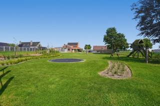Instapklare open bebouwing met 5 slaapkamers op 1919m² te Merkem.<br />Op een centrale ligging, met een prachtig vrij uitzicht, bevindt zich deze ruime, energiezuinige woning. <br />De woning werd doorheen de jaren gerenoveerd en biedt vandaag alle hedendaags wooncomfort voor wie op zoek is naar ruimte en rust.<br />Met een bewoonbare oppervlakte van maar liefst 269 m², beschikt de woning over lichtrijke leefruimtes, een gezellige woonkamer en een volledig uitgeruste keuken die het hart van de woning vormt. <br />Dankzij de grote raampartijen geniet u overal van natuurlijke lichtinval en een mooi zicht op de tuin en de omliggende velden. Aansluitend zorgt de glazen uitbouw voor een extra leefruimte waar het in elk seizoen heerlijk vertoeven is.<br />De woning telt maar liefst vijf volwaardige slaapkamers, een comfortabele badkamer met zowel ligbad als instapdouche, een praktische wasplaats en een aparte bureauruimte, ideaal voor thuiswerk of hobby’s. <br />De grote west gerichte tuin biedt volop privacy en is de perfecte plek om in alle rust van de zon en het groene uitzicht te genieten.<br />Ook op energetisch vlak scoort deze woning bijzonder goed dankzij het EPC-label B, de aanwezigheid van 41 zonnepanelen, warmtepompen, hoogrendementsbeglazing en een doorgedreven isolatie. Hierdoor geniet u niet alleen van een aangenaam wooncomfort, maar ook van een energiezuinige en toekomstgerichte woning.<br />Daarnaast beschikt het perceel over meerdere tuinbergingen en veel praktische buitenruimte, ideaal voor extra opslag, hobby’s of tuinmateriaal.<br />Kortom, een ideale gezinswoning voor wie rustig en comfortabel wil wonen in een groene omgeving.<br /><br />De vermelde prijs is een richtprijs, elk bod wordt voorgelegd aan de eigenaar die zich het recht voorbehoudt om dit te aanvaarden of te weigeren.<br /><br />Neem voorsprong met een vrijblijvende en gratis schatting van uw eigendom via:<br />http://www.residentievastgoed.be/gratisonlineschatten<br /><br />EPC: 167 kWh/m² B-Label (Ref. DI00061)