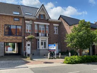 Centraal gelegen woning met ruime praktijkruimte.
Gelegen op wandelafstand van het gezellige centrum van Reet (winkels, scholen, openbaar vervoer) en op amper 5 minuten van de E19 (Antwerpen-Brussel) – een droomlocatie voor woon-werkverkeer!

Troeven op een rij:
Energiezuinig &amp; Modern: Gunstig EPC-label C dankzij een volledig vernieuwd en geïsoleerd dak, nieuwe CV op aardgas, 14 zonnepanelen én airconditioning.
Commerciële opportuniteit: Het gelijkvloers biedt een aparte voordeur/doorgang, een ingerichte handels- of kantoorruimte met maatkasten, een handige kitchenette en een zithoek. Ideaal voor een vrij beroep, zelfstandige of thuiswerker!
Buitenleven: Geniet volop van de zon in de rustige zuidgerichte tuin met terras en mogelijkheid tot achteruitgang.

De indeling:
Kelder (-1): Praktische voorraadkelder.
Gelijkvloers: Authentieke inkomhal, traphal, apart toilet, sas, multifunctionele kantoor-/handelsruimte, gezellige zithoek, volledig ingerichte keuken, wasplaats en berging.
1ste verdieping: Nachthal, een eerste gloednieuw ingerichte badkamer met toilet, 2 ruime slaapkamers en een dressing met vaste kasten.
2de verdieping: Vaste trap naar de knap afgewerkte zolderverdieping met een handige traphal, een tweede modern ingerichte badkamer met toilet en een volwaardige 3de slaapkamer.
Parkeergelegenheid is er in de onmiddellijke omgeving. Kortom: een unieke karakterwoning op een toplocatie!
