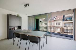 <span>OMGEVING</span><br /><span>De ligging aan de Muidepoort biedt een perfecte balans tussen stedelijk leven en serene groene omgevingen. De nabijheid van parken, wandelpaden langs de Leie en een scala aan winkels en eetgelegenheden maken dit de ideale plek om te wonen.</span><br /><span>De Muidepoort staat bekend om zijn gezellige en dynamische sfeer, waardoor het een aantrekkelijke woonomgeving is voor zowel jonge professionals als gezinnen. Hier geniet je van het beste wat Gent te bieden heeft, met gemakkelijke toegang tot het stadscentrum en uitstekende verbindingen met het openbaar vervoer.</span><br /><br /><span>INDELING</span><br /><span>De appartementen bieden een harmonieuze mix van ruimte en licht, met grote ramen die elke kamer vullen met natuurlijk daglicht. De open woonruimtes zijn perfect voor zowel ontspanning als entertainment, en de moderne keukens zijn uitgerust met de nieuwste apparatuur. Elk appartement beschikt over één tot drie slaapkamers, ideaal voor gezinnen, professionals als investeerders.</span><br /><br /><span>De bewoonbare oppervlakte van de appartementen variëren van 67m² tot en met 137m².</span><br /><br /><span>E-PEIL 30</span><br /><span>Gebouwd met duurzaamheid in gedachten zijn de appartementen energiezuinig en voorzien van een warmtepomp en zonnepanelen. Dit resulteert niet alleen in lagere energiekosten, maar draagt ook bij aan een groenere toekomst.<br /><br />Het project werd opgeleverd.<br /><br />Contacteer Krista voor meer info 0470 70 72 26.<br /></span>
