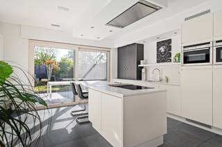 <p>Interesse in deze woning? Bekijk de virtuele rondleiding en plan eenvoudig online uw bezoek via Livitas.be.<br />Droomt u van een instapklare woning in een groene en rustige omgeving, vlak bij winkels, parken en openbaar vervoer? Dan is dit uw kans.<br />Bij het betreden van de woning komt u terecht in een gezellige woonkamer met onderhoudsvriendelijke tegelvloer. De open keuken is volledig uitgerust met onder meer een kookplaat, oven, microgolfoven, vaatwasser, spoelbak en ingebouwde dampkap.<br />De absolute troef van deze woning is de zonnige, privatieve tuin waar u in alle rust kunt genieten van het buitenleven.<br />Op de eerste verdieping bevinden zich twee ruime slaapkamers en een verzorgde badkamer met inloopdouche en lavabo.<br />De afgewerkte zolderverdieping biedt momenteel plaats aan een zeer ruime slaapkamer en kan, mits beperkte aanpassingen, worden omgevormd tot twee volwaardige slaapkamers.<br />Extra comfort wordt geboden door de aanwezige airconditioning in de woonkamer en één van de slaapkamers. Daarnaast beschikt de woning over dubbele beglazing, een conforme elektrische installatie en een gunstig EPC.<br />Beschikbaar bij akte.<br />Mis deze unieke opportuniteit niet en maak vandaag nog online uw afspraak via Livitas.be.</p>