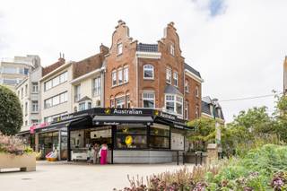 <p><strong>De Panne: Uitzonderlijk duplex-appartement te koop! Unieke locatie, unieke residentie, prachtige afwerking!</strong><br /> </p>

<p>Dit duplex-appartement bevindt zich in de hoogwaardig afgewerkte residentie COCO, een uniek project van BAUHAUS Project. Residentie Coco is de perfecte match tussen het respecteren van de authenticiteit van het gebouw en alle comfort van een modern appartement dat luxueus tot in de laatste puntjes werd afgewerkt! Perfect voor wie op zoek is naar een pied-à-terre of een investering in hartje De Panne!<br /> </p>

<p><strong>Indeling:</strong><br />Inkomhal, lichtrijke woonkamer omringd door ramen, volledig ingerichte keuken met toegang tot een extra bergruimte die tevens als bureauruimte gebruikt kan worden, en apart toilet. De prachtig afgewerkte trap geeft toegang tot de bovenste verdieping, waar zich 2 volwaardige slaapkamers bevinden, elk met eigen private badkamer met inloopdouche, alsook een 2de apart toilet.</p>

<p>Het appartement wordt verder aangeboden met een private kelder op het gelijkvloers.<br /> </p>

<p><strong>Troeven:</strong></p>

<ul><li>Historisch pand dat van A tot Z werd vernieuwd!</li><li>Kleinschalige residentie met lift</li><li>Luxueuze afwerking</li><li>Heel centrale ligging, op enkele stappen van de zee!</li><li>Huisgevoel in een appartement!</li></ul>

<p>Interesse? Contacteer ons vandaag nog voor meer informatie of een bezoek.</p>