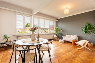 Charmant en zeer lichtrijk appartement op super centrale ligging te Berchem.LiggingDe Ringlaan is een rustige, brede en groene laan gelegen in de...
