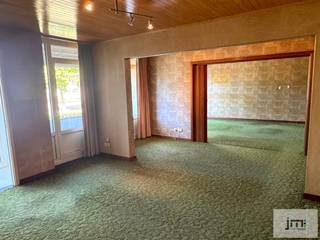 Dit ruime gelijkvloerse appartement telt 3 slaapkamers en beschikt ook over een ruim terras, een kelderberging en een zeer grote garage.Via de...