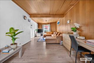 Op zoek naar een charmante woning met vier slaapkamers op een boogscheut van Brugge? Deze goed onderhouden woning in Assebroek combineert een praktische indeling met een aangename stadskoer en een vlotte bereikbaarheid.<br /><br />Via de inkomhal kom je terecht in de leefruimte, die aansluit op de keuken. Verder bevinden zich op het gelijkvloers een wasplaats, een badkamer en een eerste slaapkamer. Op de eerste verdieping vind je nog twee slaapkamers. De tweede verdieping biedt plaats aan de vierde slaapkamer. Zo beschikt deze woning over voldoende ruimte voor het hele gezin, een hobbykamer of een bureau.<br /><br />Achteraan vormt de stadskoer een fijne plek om even buiten te zitten. De woning is klassiek ingericht en straalt een charmante, huiselijke sfeer uit. Ook de ligging is een troef: in de Vrijheidsstraat woon je in Assebroek op amper twee minuten fietsen van het centrum van Brugge, met winkels en andere voorzieningen binnen handbereik.<br /><br />Denk je eraan om je woning in Sint-Kruis of omgeving te verkopen? Neem vrijblijvend contact op met Demetrio van Immo Francois in Brugge of Oostkamp voor een gratis schatting via demetrio@immofrancois.be.<br /><br />