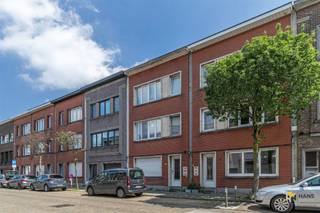 <p><span>Bacchuslaan 26A (1e verd.) - Borgerhout</span></p><p><span> </span></p><p><span>Instapklaar appartement (85 m²) met 3 slaapkamers in Borgerhout.</span></p><p><span> </span></p><p><span>Rustig wonen met alles binnen handbereik? Dat kan hier. Dankzij de nabijheid van Berchem-Station, openbaar vervoer, velo-stations en belangrijke invalswegen geniet je van een uitstekende mobiliteit. Ook het Te Boelaerpark en tal van winkels bevinden zich vlakbij, wat deze locatie extra aantrekkelijk maakt.</span></p><p><span> </span></p><p><span>Het appartement bevindt zich op de eerste verdieping van een kleinschalig gebouw van 2 hoog, waarvan het dak in 2015 vernieuwd is met 12 centimeter isolatie. Het is doorheen de jaren netjes onderhouden en verkeert in goede staat. De elektriciteit is conform, de ramen beschikken over dubbele beglazing in PVC en in 2016 is er een nieuwe verwarmingsketel geplaatst. Dankzij de kleinschaligheid blijven de vaste kosten beperkt en omvatten ze enkel de blokpolis en de verlichting van de gemene delen. Momenteel is het appartement verhuurd aan €1.100/maand, wat het eveneens interessant maakt als investering.</span></p><p><span> </span></p><p><span>Je komt binnen in de inkomhal met praktische vestiairekast. Vooraan bevindt zich de lichtrijke woonkamer (23 m²) met aangrenzend de aparte keuken (6 m²), die uitgerust is met alle hedendaags comfort: kookvuur, dampkap, spoelbak, ingebouwde oven, vaatwasser, frigo en vriezer.</span></p><p><span> </span></p><p><span>Wanneer je naar de achterzijde van het appartement loopt, kom je een eerste slaapkamer van 14 m² voorbij om vervolgens de grootste van 15 m² te bereiken. De derde volwaardige slaapkamer heeft een mooie oppervlakte van 10 m² en biedt toegang tot een terras of extra berging/wasplaats (4 m²). Verder beschikt het appartement nog over een douchekamer met lavabo en toilet. </span></p><p><span> </span></p><p><span>Tot slot staan er nog 2 kelderbergingen ter beschikking. </span></p><p><span> </span></p><p><span>Ben je op zoek naar een instapklaar appartement of zoek je een interessante investering op een gunstige locatie? Mis deze kans niet! Bewoonbare opp. 85 m² – ref.: bruto vloeropp. Voor meer info of een gratis schatting surf naar </span><span><span>www.hansimmo.be</span></span></p><p><span> </span></p>